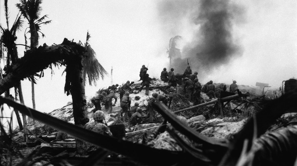 Lieutenant Bonnyman and his assault party storming a Japanese stronghold on Tarawa, November 1943. (US National Archives/Obie Newcomb Jr)